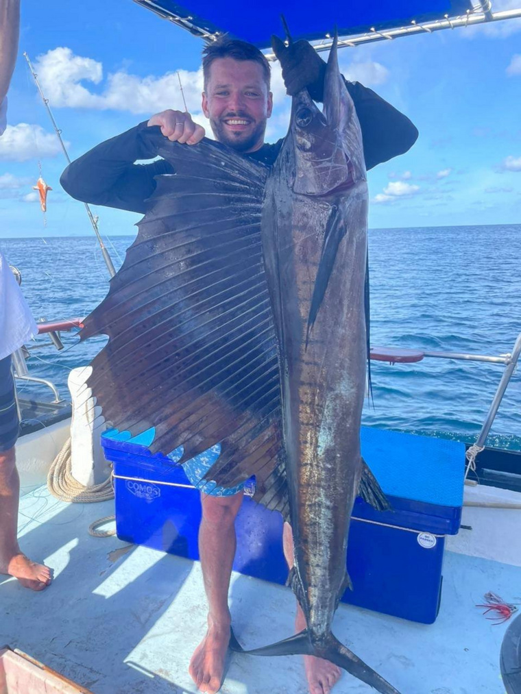 Хоккеист из ХМАО Александр Угольников поймал гигантскую рыбу-парусник в Таиланде