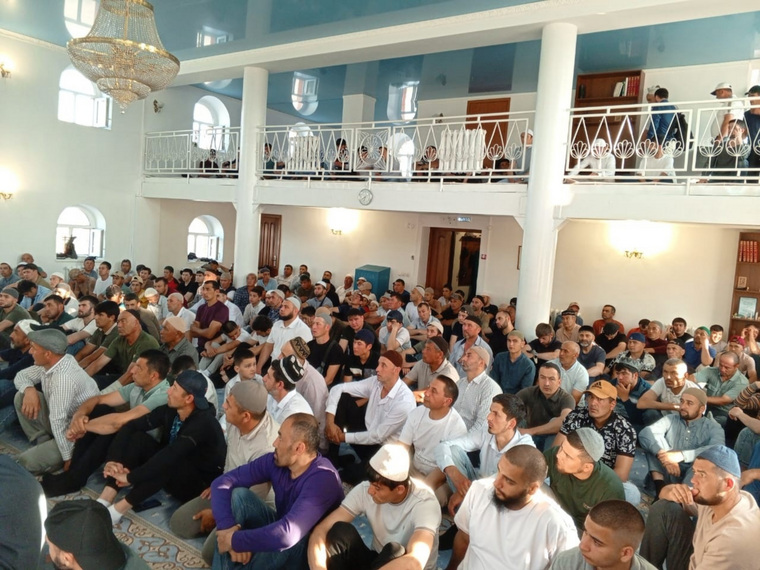 Сотни мусульман собрались в Соборной мечети Кургана на праздник Курбан-Байрам