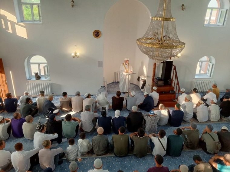 Верующие слушали проповедь имама и совершали праздничную молитву