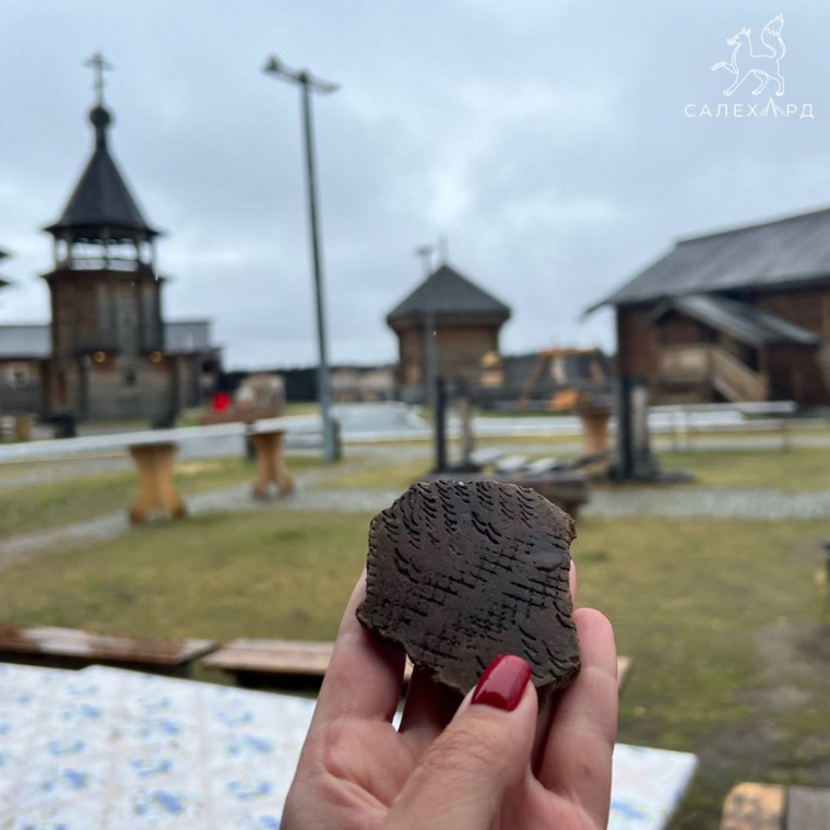 Археологи нашли фрагмент старинного глиняного сосуда 