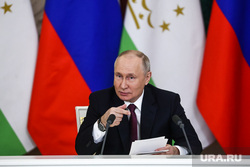 Владимир Путин и Эмомали Рахмон на встрече в Кремле. Москва, путин владимир