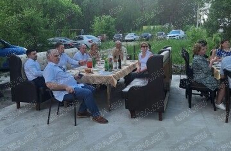 Николай Черепанов (за столом по центру) говорит, что банкет покинул спешно