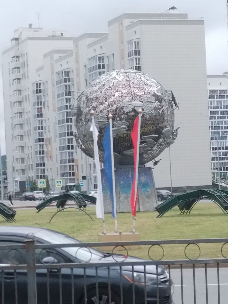 В Ханты-Мансийске перепутали российский триколор с французским
