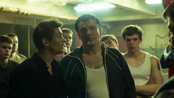 Актер Сергей Базанов (в центре)