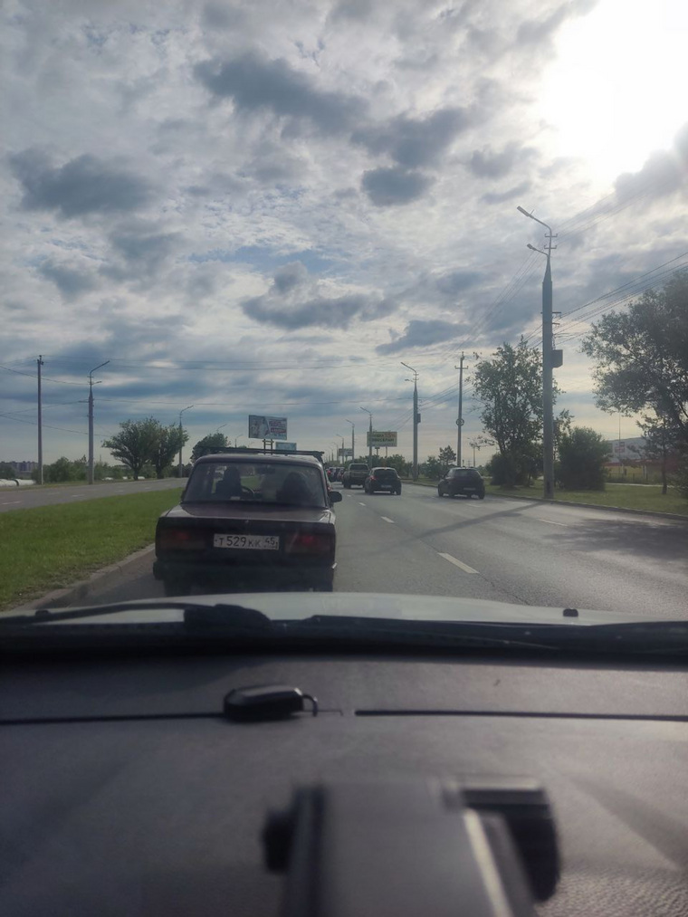 Курганцы стоят в пробка в Заозерном