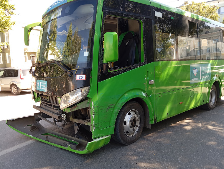 Курганский автобус стал участником ДТП