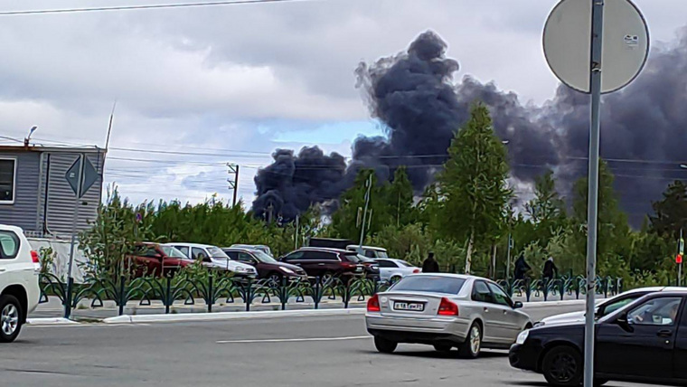 Над промзоной Ноябрьска поднимаются клубы черного дыма