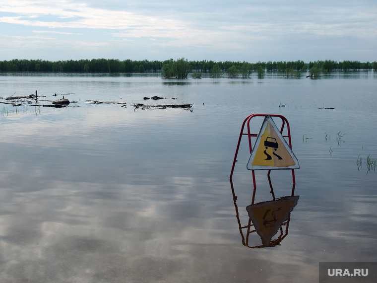 В районе Старого Вартовска полностью затоплена дорога, ведущая к СНТ "Ремонтник-87". На улице Восточной установлен спасательный пост, где круглосуточно дежурят сотрудники МЧС.