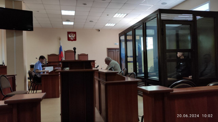 Перед началом суда участники процесса ожидали прихода судьи и присяжных
