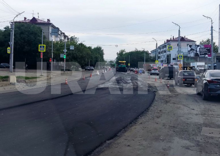 Разбитый участок улицы Коли Мяготина ремонтируют дорожники