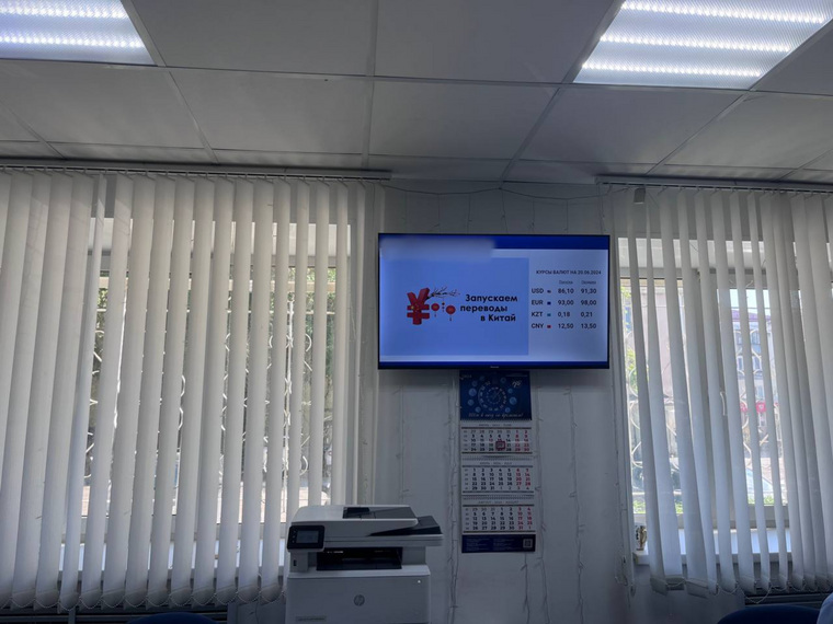 В банки идут люди для продажи валюты