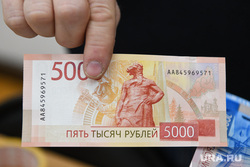Процесс вакуумизации предметов для Капсулы времени. Екатеринбург