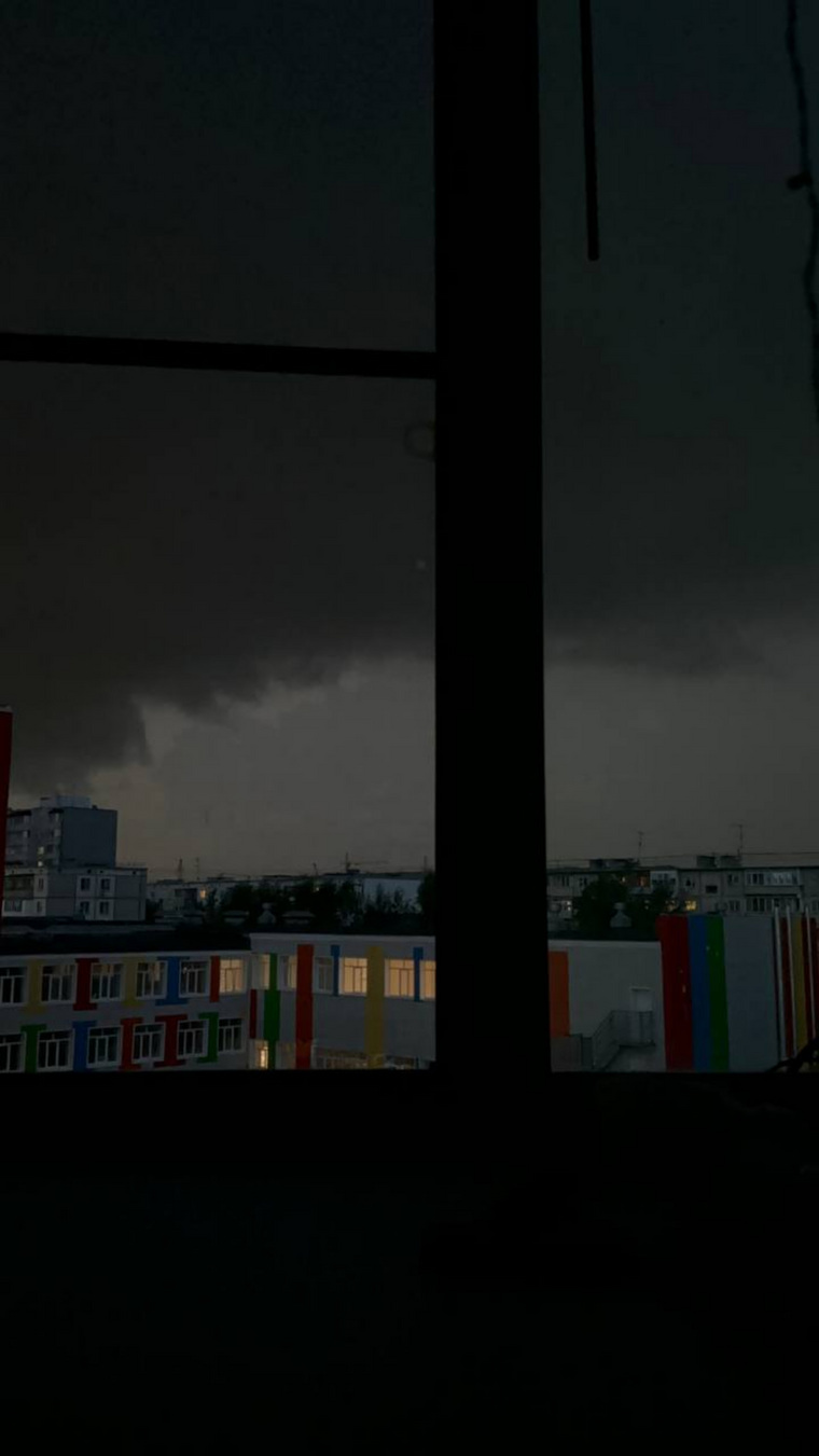 Над городом нависли черные тучи