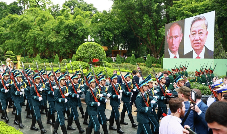  Церемония официальной встречи президента РФ Владимира Путина и президента Социалистической Республики Вьетнам То Лама на площади у Президентского дворца в Ханое