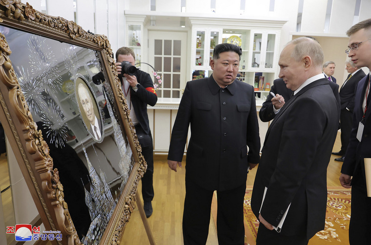 Ким Чен Ын вручил Владимиру Путину подарок в виде бюста и уникальной картины ручной работы 