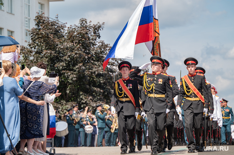 Церемония началась с выноса флага России и знамени Пермского суворовского военного училища
