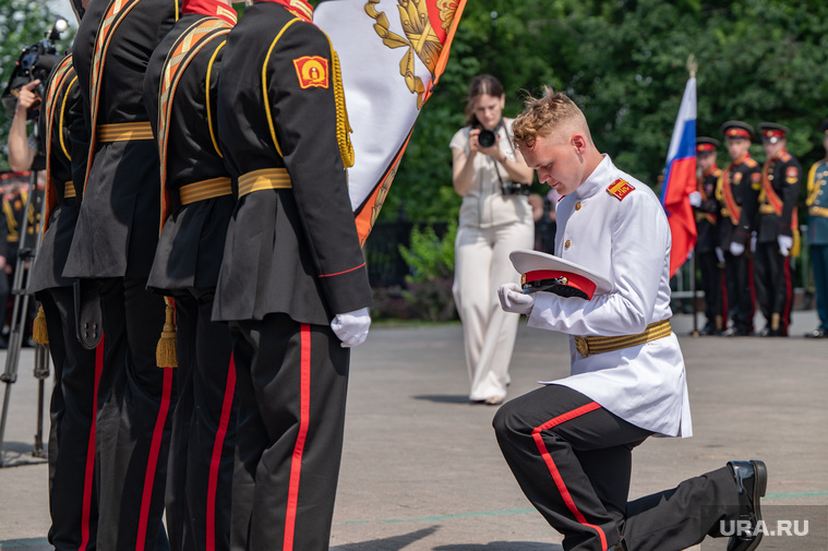 Суворовцы преклонили колени перед знаменем родного училища