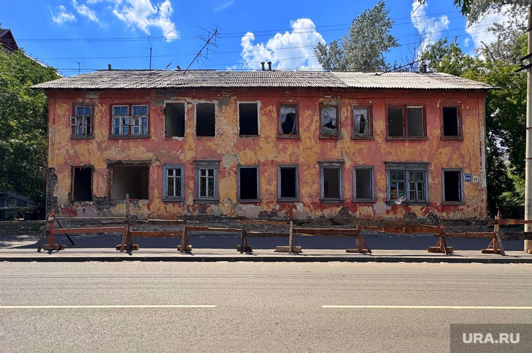 Дом на Кирова, 69 огорожен, чтобы обезопасить пешеходов
