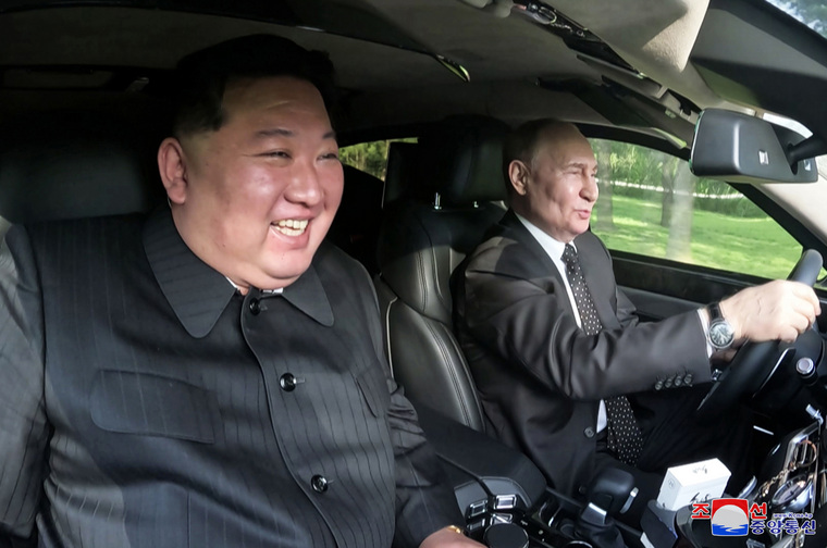Путин и Ким Чен Ын по очереди прокатили друг друга на автомобиле Aurus