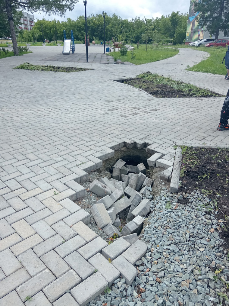 В сквере просел грунт
