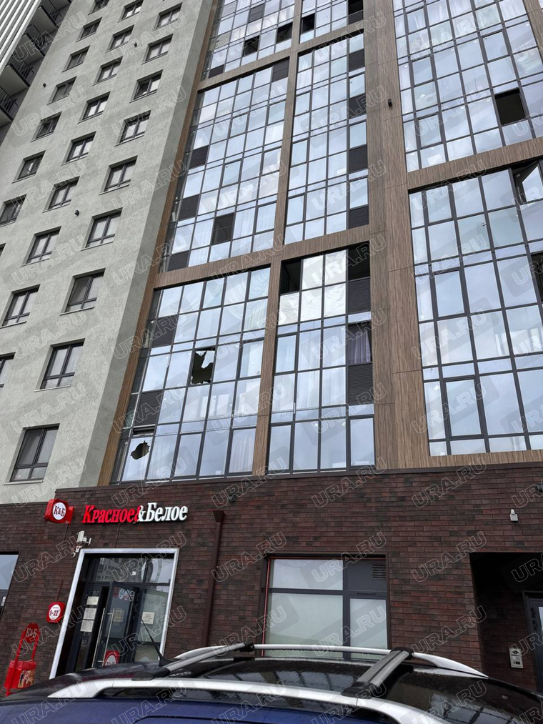 Мужчина разбивает камнями окна жильцов