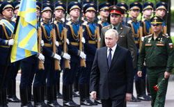 Путин возложил венок к Могиле Неизвестного Солдата