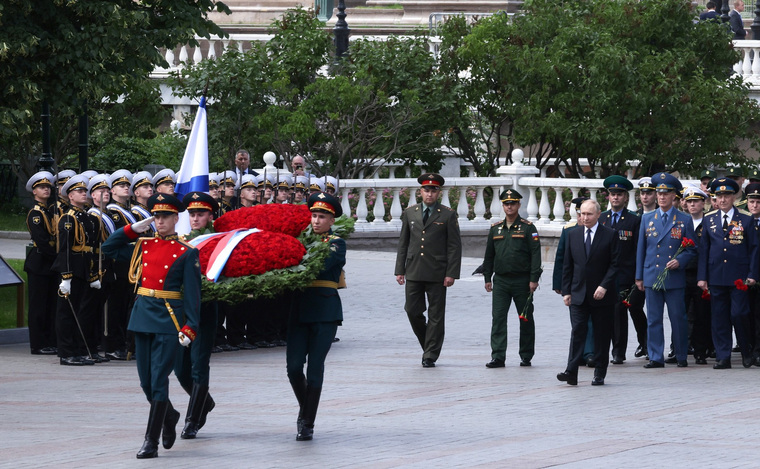 Путин возложил венок к Могиле Неизвестного Солдата