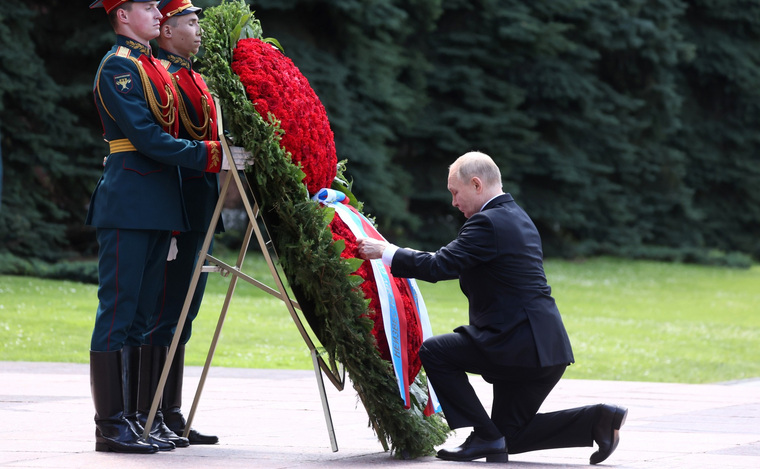 Путин возложил венок к Могиле Неизвестного Солдата