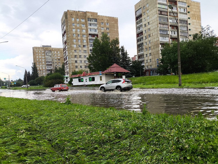 Автомобилисты предостерегли коллег от последствий наезда на глубокие лужи