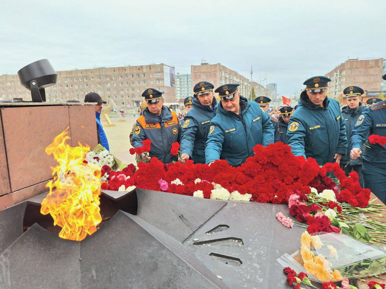Сотрудники МЧС также присоединились к памятным акциям в городах Ямала