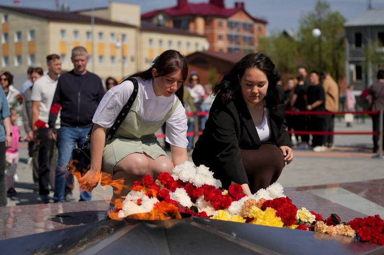 Жители Губкинского вместе с главой города вспоминали в этот день всех, кто приближал победу