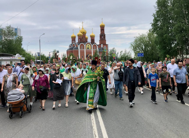 Жители Нижневартовска отправились в Крестный ход после службы в храме
