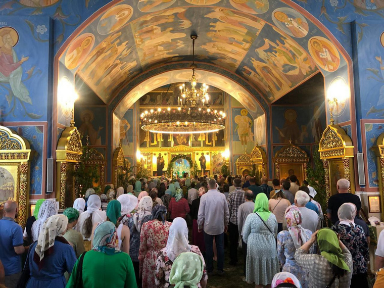 Вартовчане пришли на утреннюю службу в святой праздник