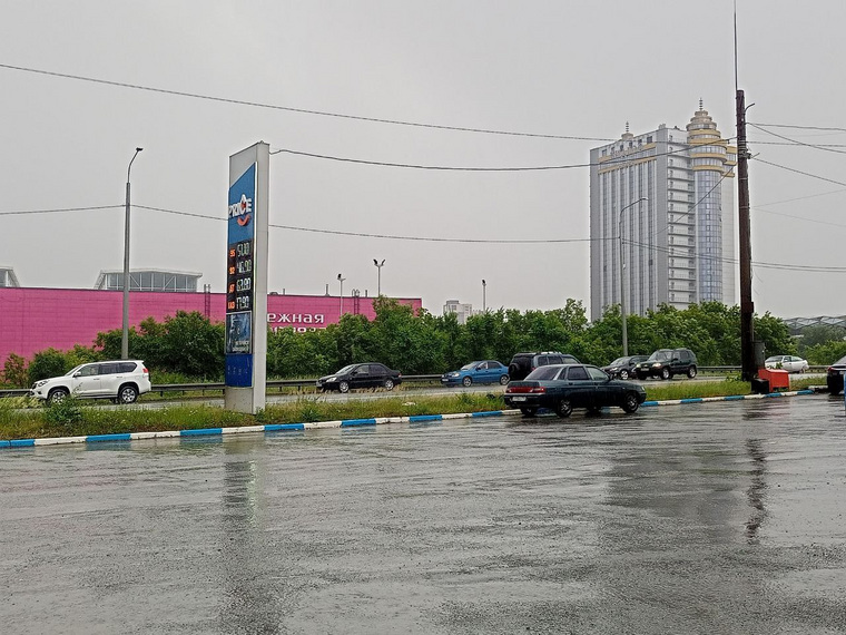Многие водители решили переждать непогоду на возвышенности