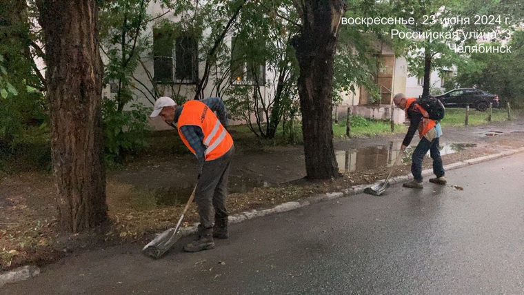 Коммунальщики убирают город после ливня