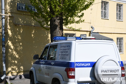 Валентина Микушина у своего дома. Екатеринбург, полиция, улица бебеля