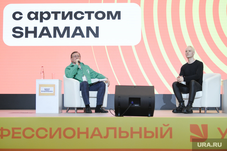 Звездный гость форума - певец SHAMAN - также ответил на вопросы участников форума. Помогал ему Павел Креков