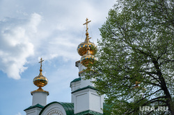 Красоты Кунгура летом. Пермь, крест, храм, церковь, христианство, облака, листва, лето, купола, религия, кунгур, дерево, православие, облачность, ветви