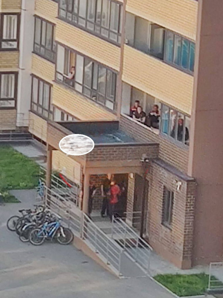 Тело обнаружено на козырьке подъезда