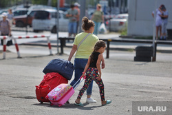 Город. Курган, сумки, чемодан, дети, отпуск, миграция, мама и дочь, отток населения, эмиграция, отбытие