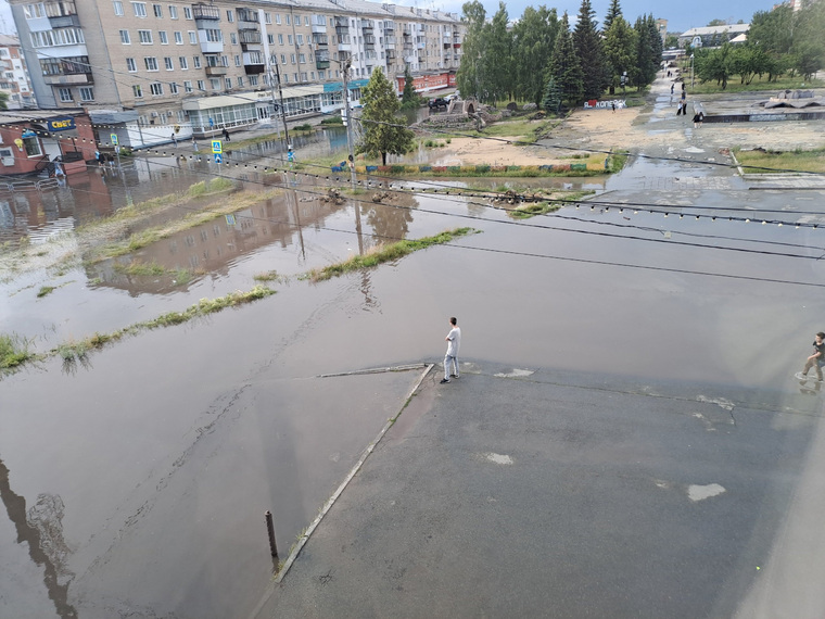Парковку у ТРК "Слава" топит при каждом сильном дожде, вновь смыло детскую площадку