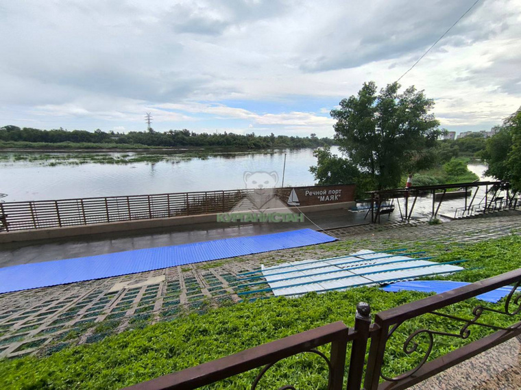 На набережной тоже видны последствия шквалистого ветра