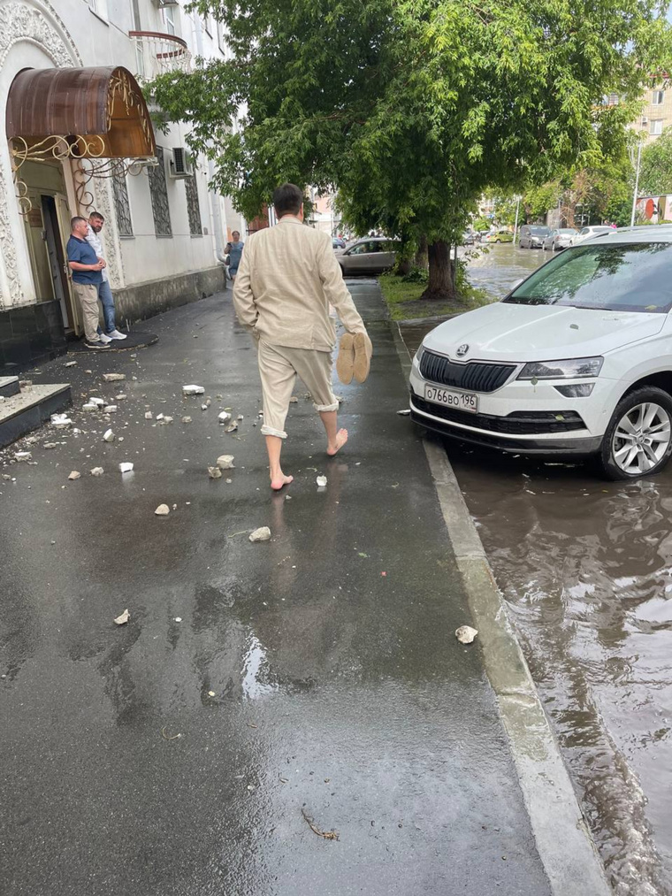 Жители Кургана идут по улицам босиком