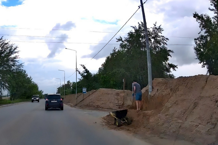 Фотографией курганца, берущего песок с дамбы, поделились местные жители