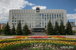 Виды города. Тюмень, клумба с цветами, администрация города тюмень