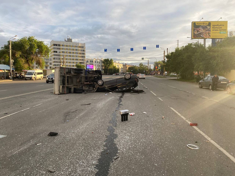От удара автомобили перевернулись