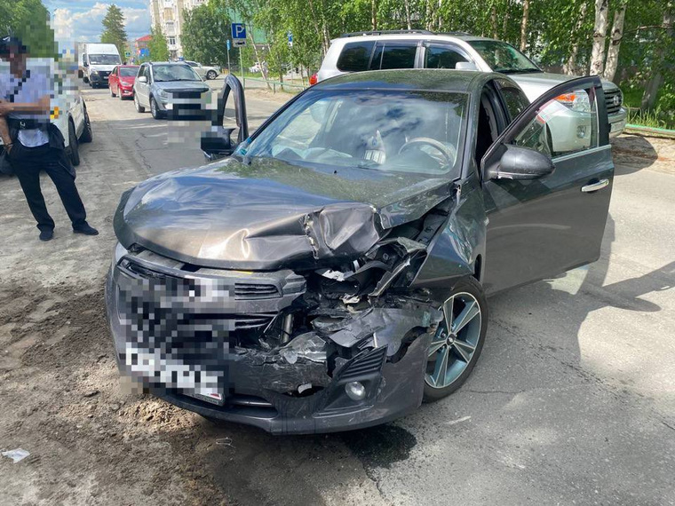 Девушка-водитель Chevrolet Cruze пострадала при столкновении четырех иномарок