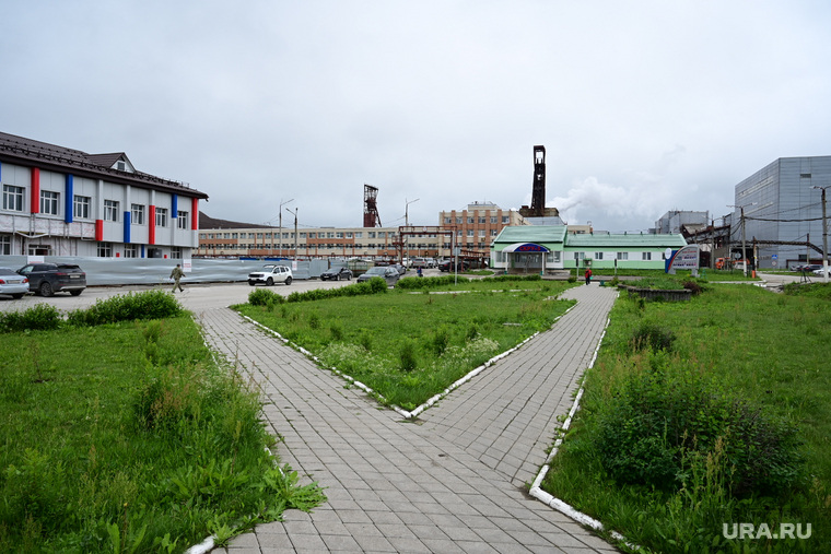 Площадь перед проходными на шахту рудника