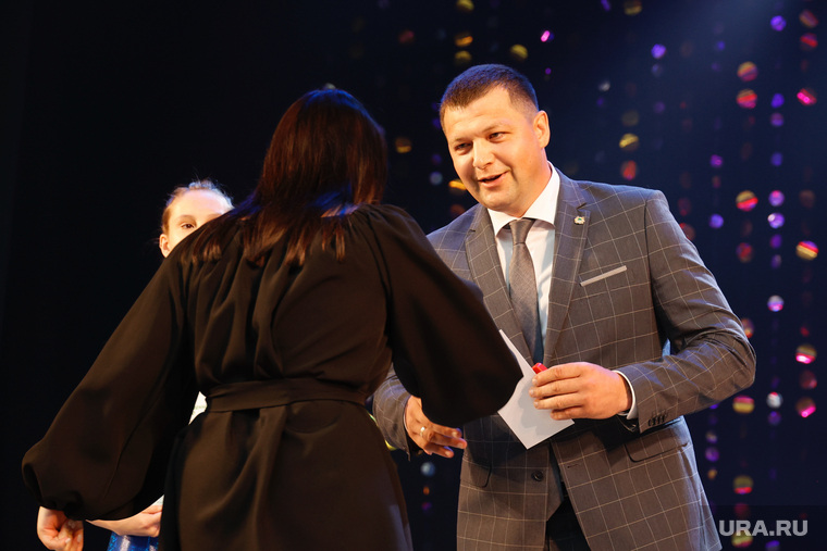 Медали выпускникам вручал врип мэра Кургана Антон Науменко
