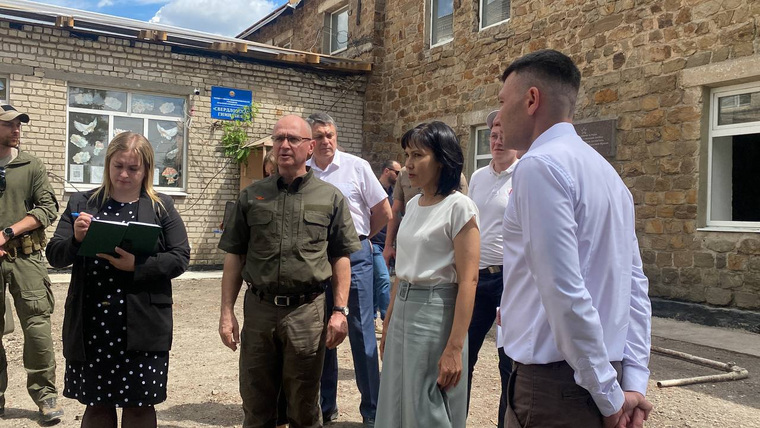 Весной следующего года в планах облагородить пришкольную территорию, отметил Пасечник